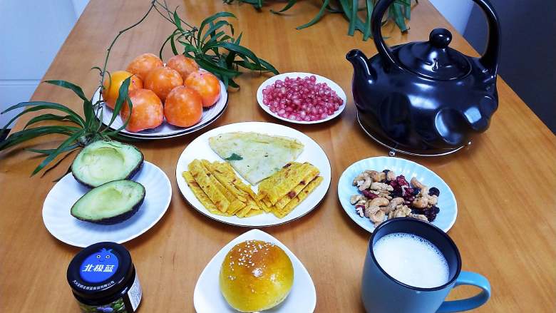 陶瓷烧水壶煮牛奶,丰盛早餐:煮的鲜牛奶,南瓜小餐包,蓝莓酱,彩色油饼,杂蔬鸡蛋煎饼,柿子,石榴,牛油果,坚果组合(核桃仁,红皮核桃仁,腰果,蔓越莓干,蓝莓干等)。