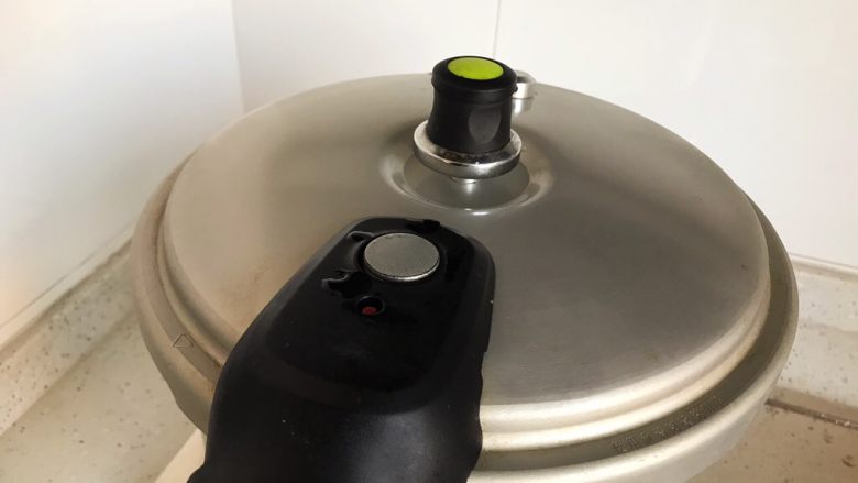 冰糖腐乳猪蹄,盖上锅盖,大火开煮