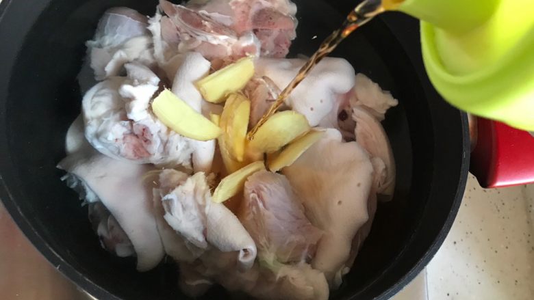 冰糖腐乳猪蹄,加入三分之二的姜片,并且加入适量料酒,慢火加热