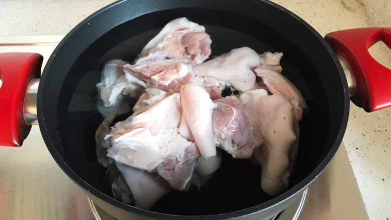 冰糖腐乳猪蹄,放入锅内,加入适量清水