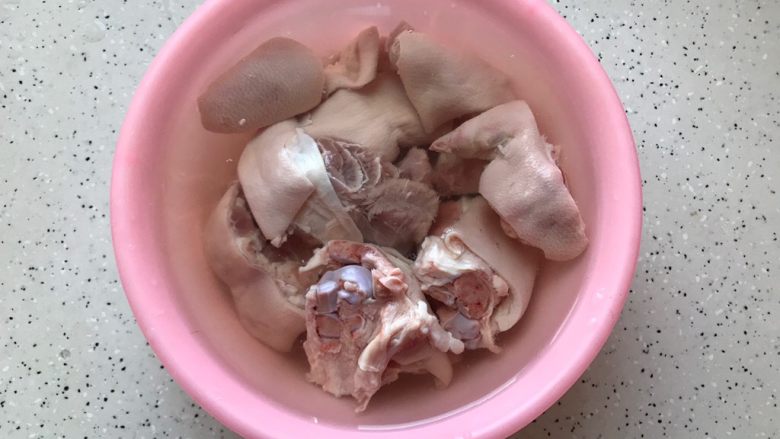 冰糖腐乳猪蹄,猪蹄拔去毛,浸泡清水里一个小时左右,泡出血水