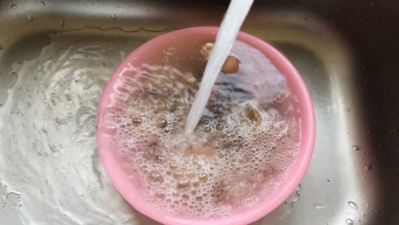 冰糖腐乳猪蹄,捞出煮好的猪蹄,用流动水冲洗干净表面的浮沫