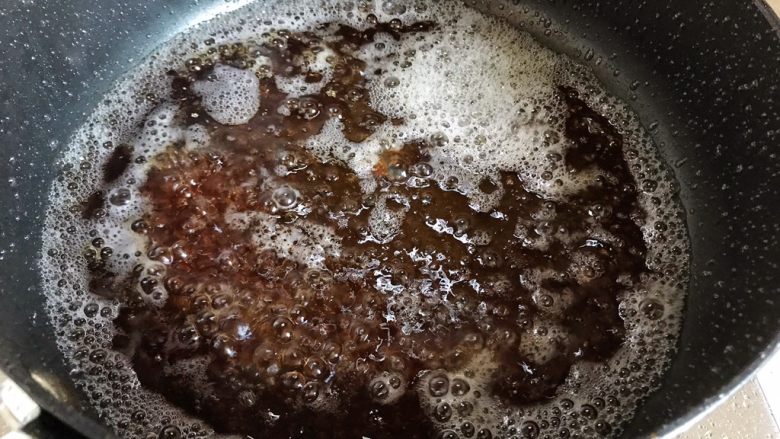 冰糖腐乳猪蹄,加入适量开水(不要太多),注意一定要加开水,千万不能用冷水,加入冷水会让糖汁蹦出锅外,溅到手就麻烦了!