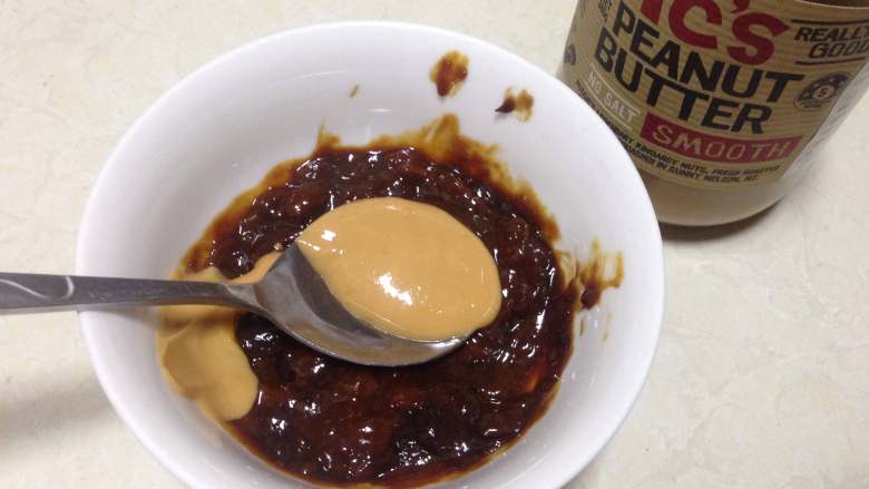 紫米面煎饼果子,
豆瓣酱加入<a style='color:red;display:inline-block;' href='/shicai/ 711'>花生酱</a>拌匀备用(1:1或者是个人喜好)