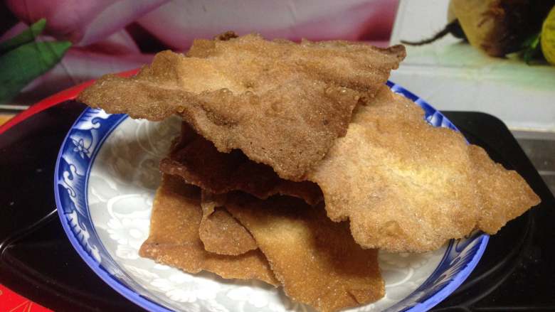 紫米面煎饼果子,
锅内加油烧至微热放入<a style='color:red;display:inline-block;' href='/shicai/ 4453'>馄饨皮</a>,面皮很薄非常容易熟,炸至两面金黄即可捞出控油