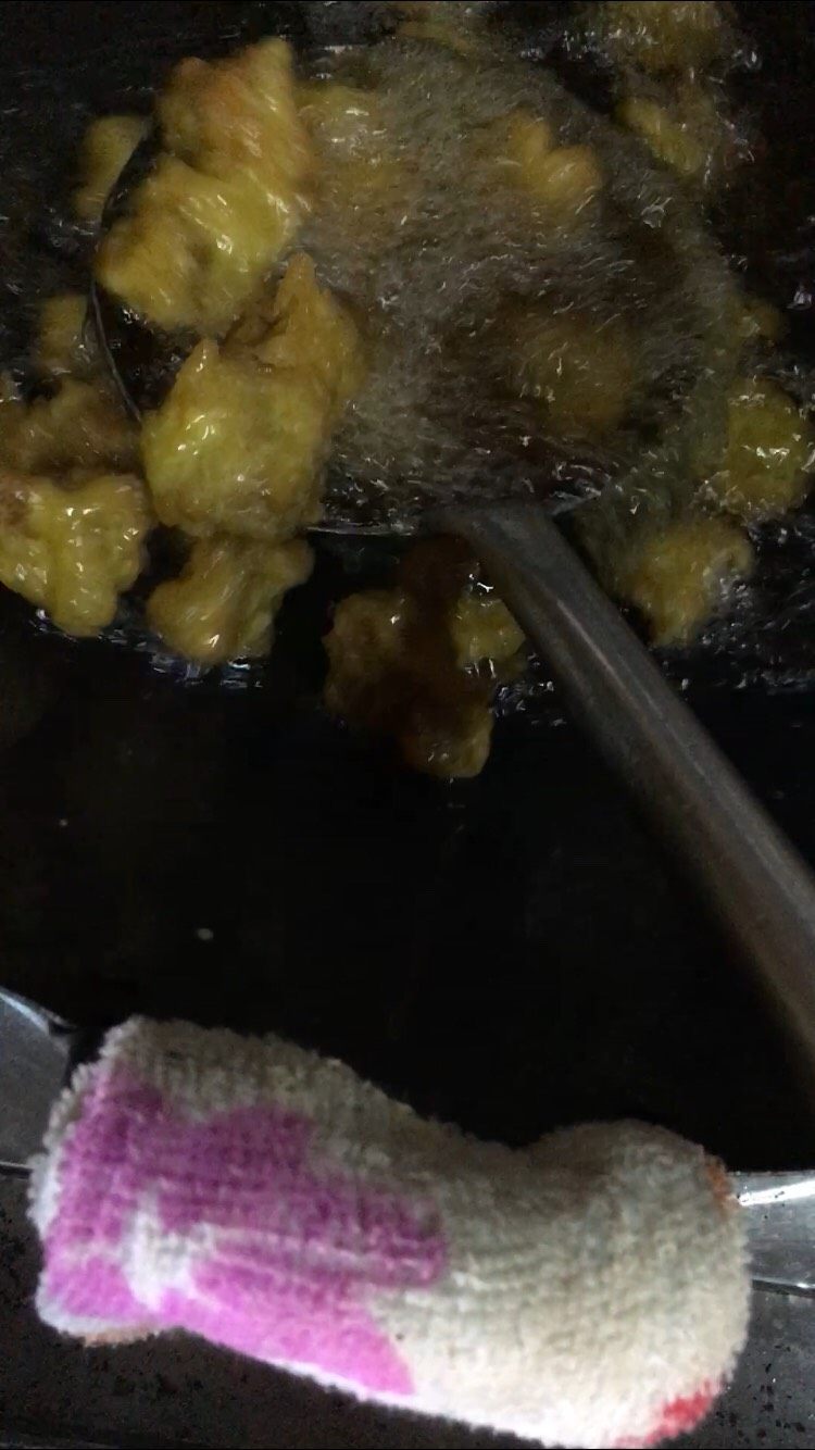 酸甜🍍排骨,锅里放油，烧开至五成油温，然后下上浆的排骨慢火炸，不能猛火炸，猛火炸容易外面焦了里面还没熟，所以一定要低温炸透，炸的过程大概3至5分钟（示排骨大小决定）。