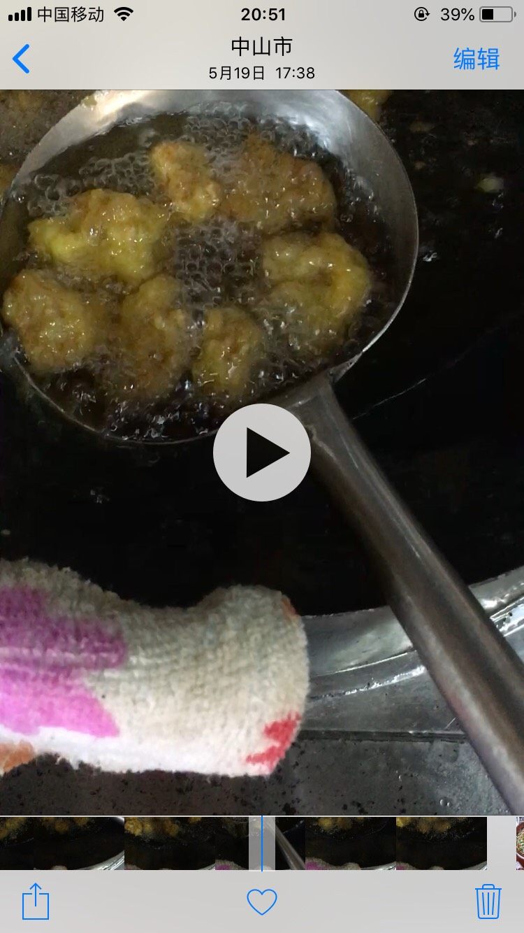 酸甜🍍排骨,炸3分钟左右翻动排骨感到有硬度,就差不多可以捞起控油。
