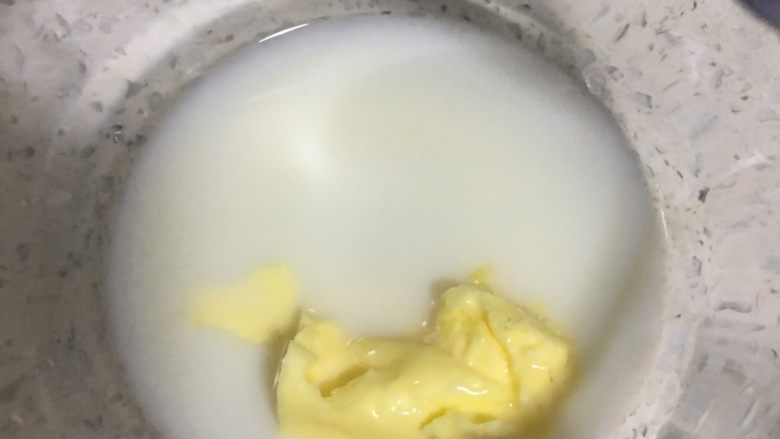 肉酱土豆泥,🔟 土豆剥皮、煮熟,碗中加入一块<a style='color:red;display:inline-block;' href='/shicai/ 887'>黄油</a>和20ml牛奶。