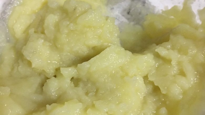 肉酱土豆泥,1️⃣1️⃣ 蒸熟的土豆放入碗中按碎,搅拌均匀。此时烤箱200摄氏度预热10分钟。