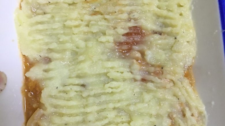 肉酱土豆泥,1️⃣4️⃣ 碗上铺上土豆泥,用叉子划出条纹。放入预热好的烤箱中,200°C上下火烤30分钟。根据自家烤箱脾气,土豆泥表面烤脆即可。
