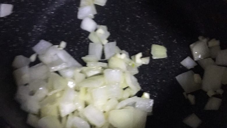 肉酱土豆泥,5️⃣ 热锅烧油,七成熟倒入洋葱和蒜末爆香。