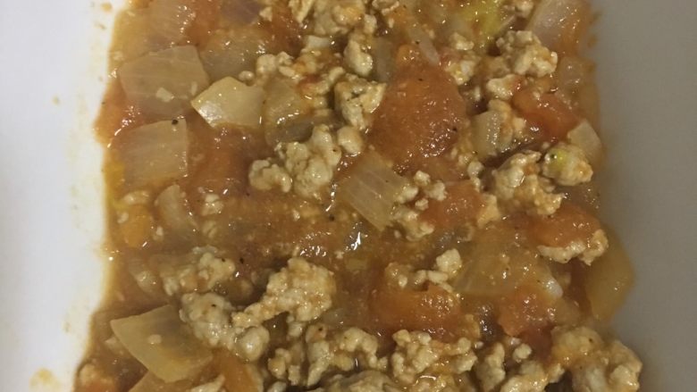 肉酱土豆泥,1️⃣3️⃣ 烤盘底部放入肉酱。