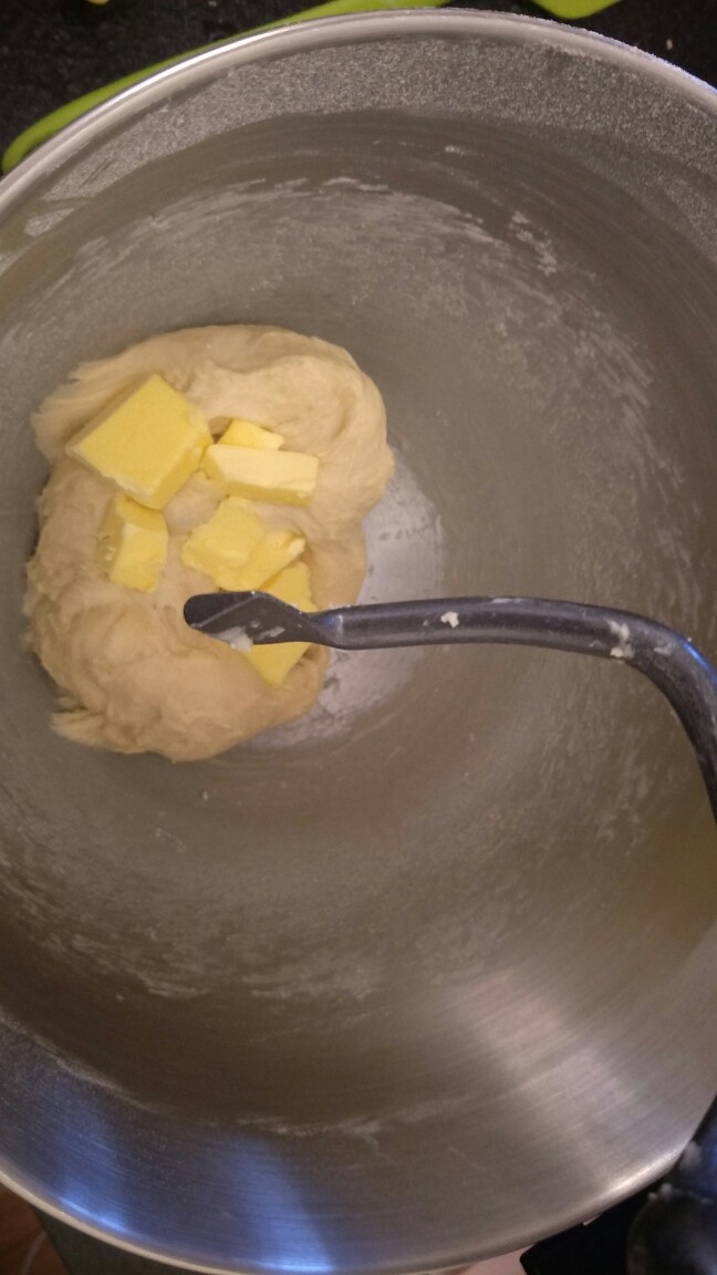 卡仕达奶油面包——奶油饺子包,放入面团搅打刚刚开始有点粘没关系等黄油融入就好了,这里我用的是我的实际情况用厨师机的同学可以参考下二档7分钟再切换一档4分钟。