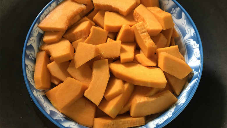 紫米红豆南瓜圆子粥,在煮粥时来做南瓜小圆子,南瓜去皮切片,放蒸锅蒸熟,后捣成<a style='color:red;display:inline-block;' href='/shicai/ 7594'>南瓜泥</a>。