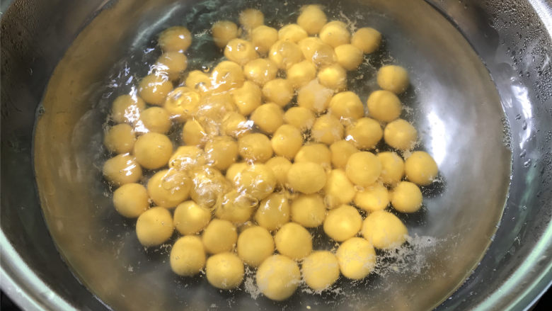 紫米红豆南瓜圆子粥,然后把煮好的南瓜小圆子捞出,放入冷开水中,待用。