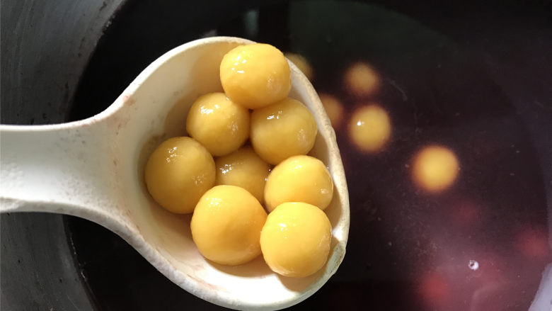 紫米红豆南瓜圆子粥,再把煮好的南瓜小圆子一起放放锅中,煮开就可以熄火了。
