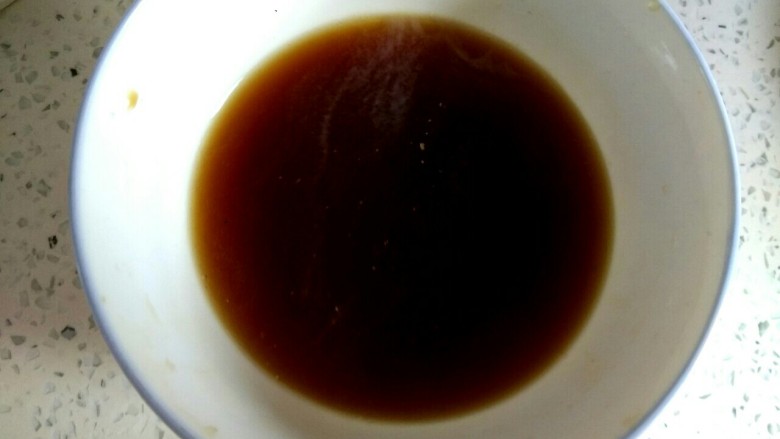 芹菜黄豆芽炒肉,小碗中放入小勺酱油一勺醋,适量盐,一勺淀粉,调匀