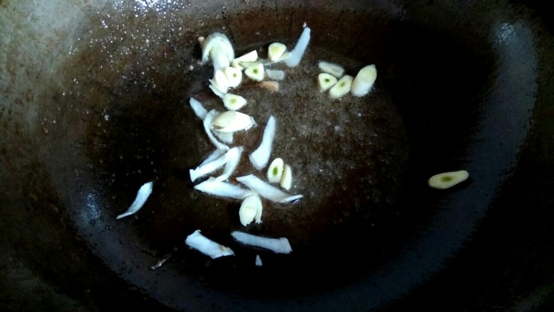 芹菜黄豆芽炒肉,锅中留适量底油,爆香葱蒜