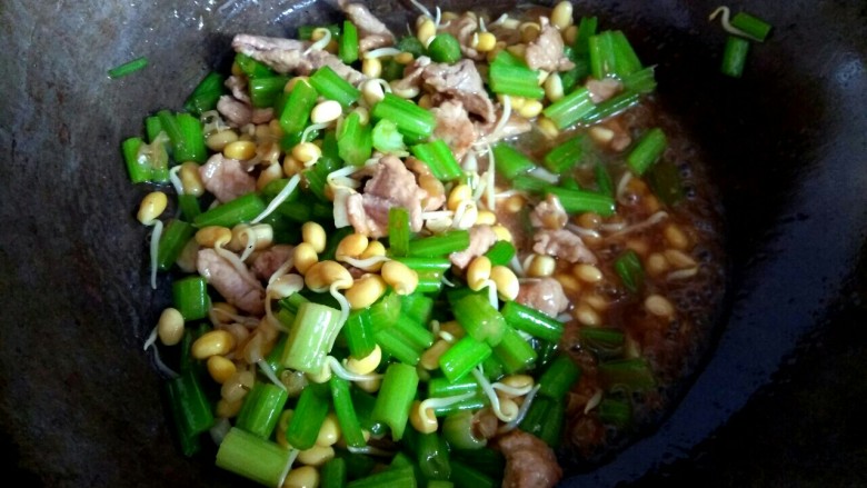 芹菜黄豆芽炒肉,大火烧开,汤汁粘稠,翻炒均匀,关火出锅
