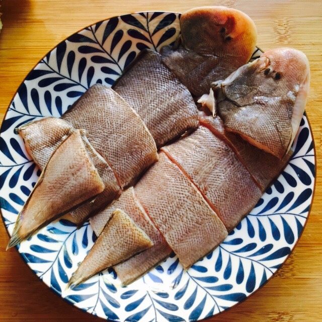 红烧鳎鱼,鳎鱼切块备用
