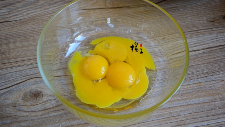 南瓜蒸蛋糕,<a style='color:red;display:inline-block;' href='/shicai/ 9'>鸡蛋</a>4个,把蛋清和蛋黄分别打入两个容器中,装蛋清的容器要无水无油