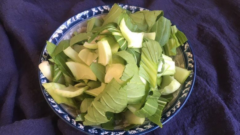 香菇炒油菜,小油菜切成小块。