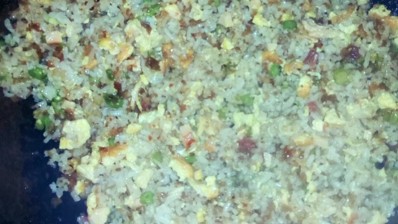 无筋豆炒饭,炒好的饭,起锅。