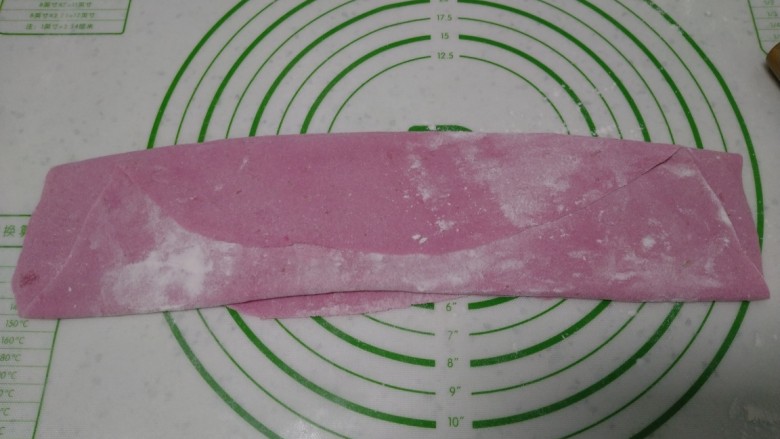 砂锅羊肉火龙果手擀面,擀成自己喜欢的薄厚,折叠起来。