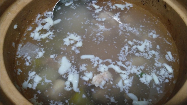 砂锅羊肉火龙果手擀面,加入1300克清水,开大火。