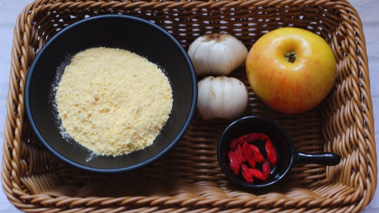 百变水果 玉米面百合苹果粥,首先备齐所有的食材。
