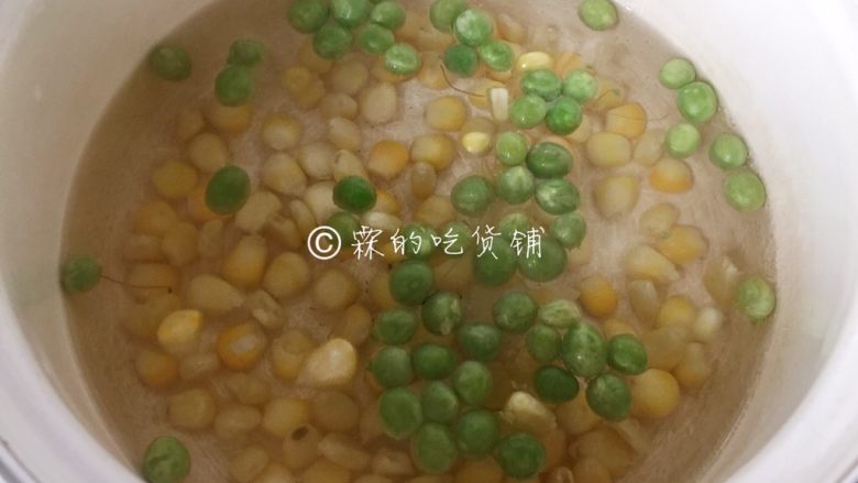 扬州炒饭,小火烧点水,把小豌豆和玉米仁汆熟,捞出