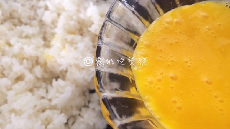 扬州炒饭,翻炒至米饭完全松散,没有块状、米粒全都是一粒粒的时候,把打散的蛋黄倒入,快速翻炒均匀