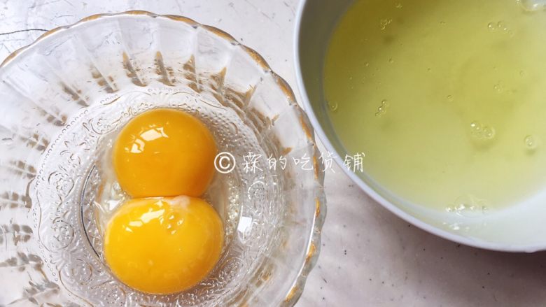 扬州炒饭,蛋黄、蛋清分离。(如果想炒出金包银那样的,米粒是金黄色的炒饭,那就只要蛋黄,不在乎的,就不用分离,整颗鸡蛋打散下去就行。)
