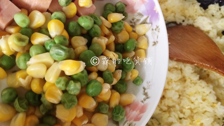 扬州炒饭,随后倒入小豌豆、玉米仁和午餐肉丁,翻炒均匀