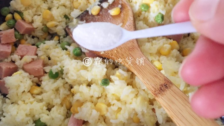 扬州炒饭,加盐,再次翻炒均匀后就可以出锅了