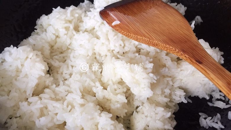 扬州炒饭,起油锅,先放入米饭翻炒