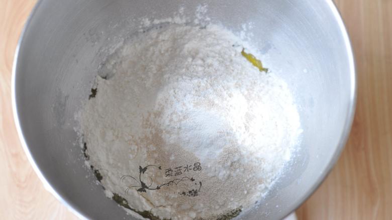 巧克力三角包,加入金龙鱼澳大利亚麦芯小麦粉,最上面放干酵母。