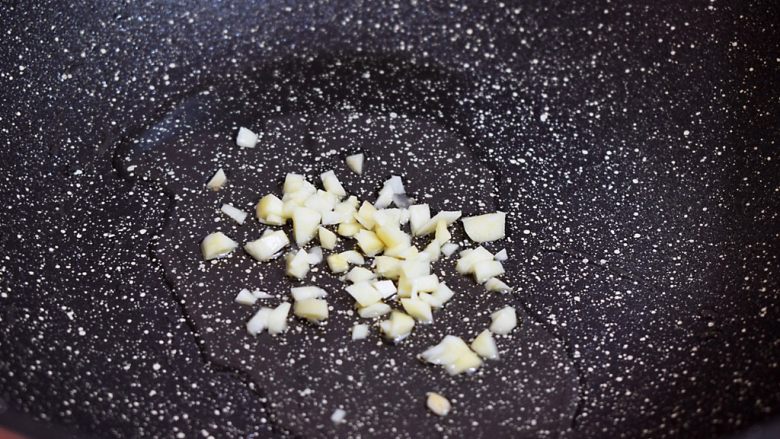 茄汁金针菇,锅中倒入适量的食用油烧热,放入蒜末爆香