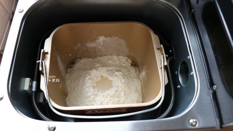 黑芝麻酱吐司,面包桶放入面包机中选择和面程序开始揉面;