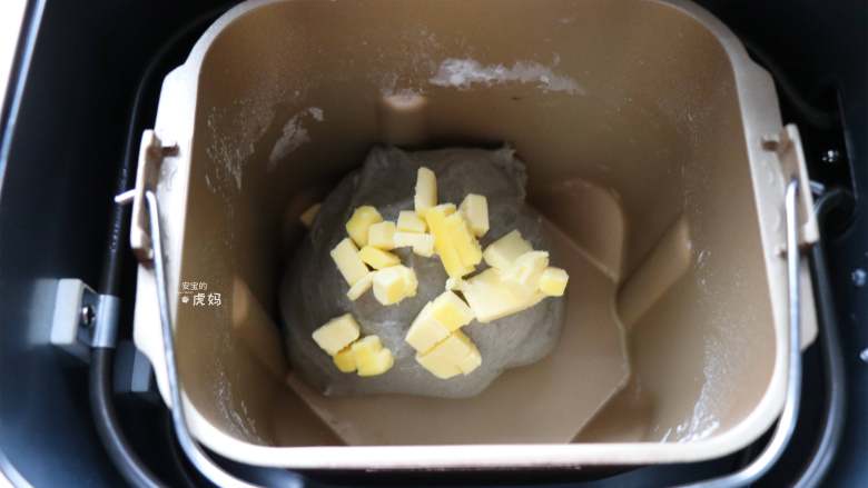 黑芝麻酱吐司,揉面程序结束后放入黄油,继续选择揉面程序,结束后选择发酵程序开始发酵;