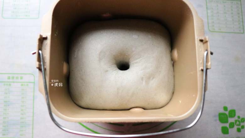 黑芝麻酱吐司,发酵到两倍大,中间戳一个洞不回缩即可;