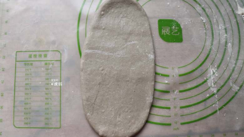 黑芝麻酱吐司,取一个擀成椭圆形;