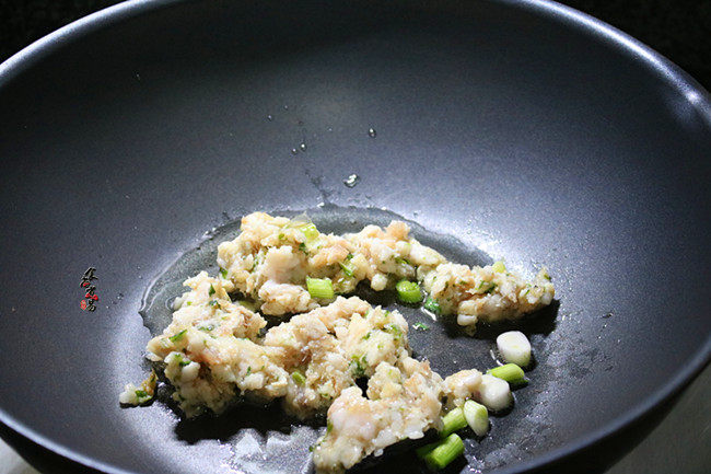 香辣芋头干锅,热锅，倒入食用油，将肉糜煸炒出香味