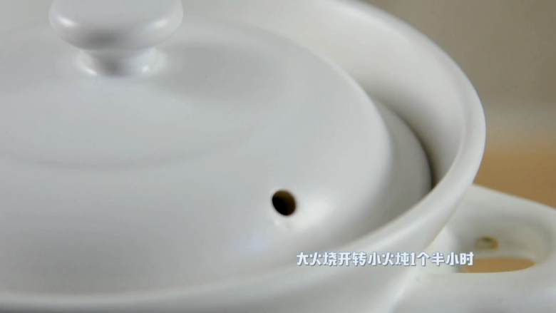 天气转凉,煲一锅莲藕排骨汤暖暖胃吧,大火烧开转小火炖1个半小时。