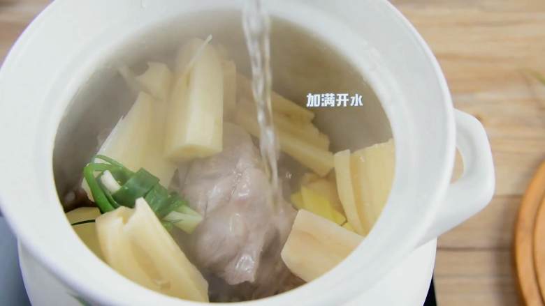 天气转凉,煲一锅莲藕排骨汤暖暖胃吧,锅中放入排骨、棒骨、莲藕,加入葱结、姜片、料酒2勺,再加满开水。