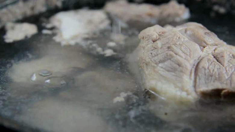 天气转凉,煲一锅莲藕排骨汤暖暖胃吧,大火烧开,撇去浮沫后捞出备用。