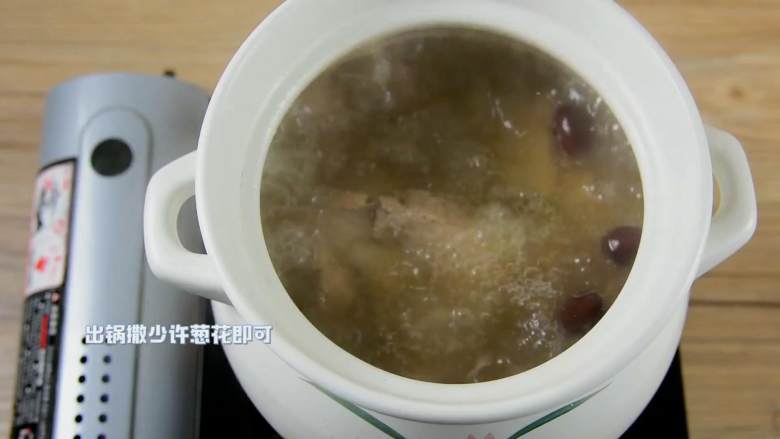 天气转凉,煲一锅莲藕排骨汤暖暖胃吧,出锅撒少许葱花即可。