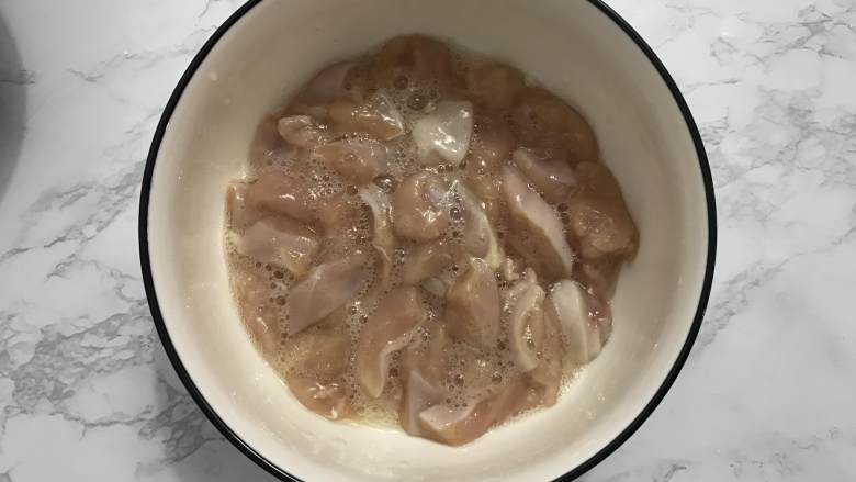 鸡米花,把所有材料抓匀,盖上保鲜膜腌制1个小时。