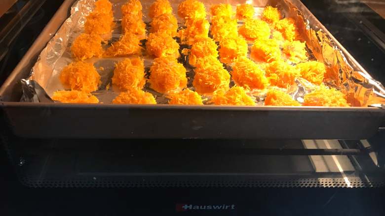 鸡米花,把烤盘放入预热好180度的烤箱中,烤20分钟即可。