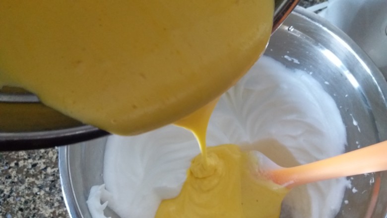 肉松小贝,翻拌均匀的蛋糕糊倒入到余下的蛋白霜内,再次翻拌均匀
